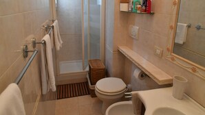 A bathroom with a shower, toilet, bidet, and sink. - B&B A Casa di Barbara (Rome)