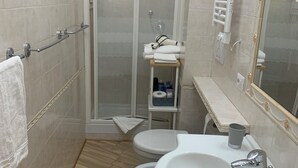 A bathroom with a shower, toilet, sink, and a mirror. - B&B A Casa di Barbara (Rome)