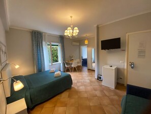 Hypo-allergenic bedding, Select Comfort beds, free minibar, desk - Domus Prati (Rome)