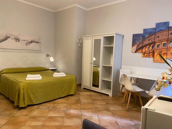 Room | Hypo-allergenic bedding, Select Comfort beds, free minibar, desk - Domus Prati (Rome)