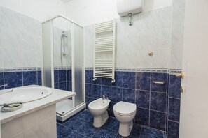 Shower, free toiletries, hair dryer, towels - Domus Prati (Rome)