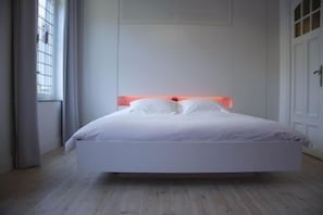 Minibar, kostenlose Babybetten, Zustellbetten, kostenloses WLAN