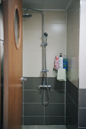 Dormitorio compartido, dormitorio mixto, no fumadores | Ducha del cuarto de baño
