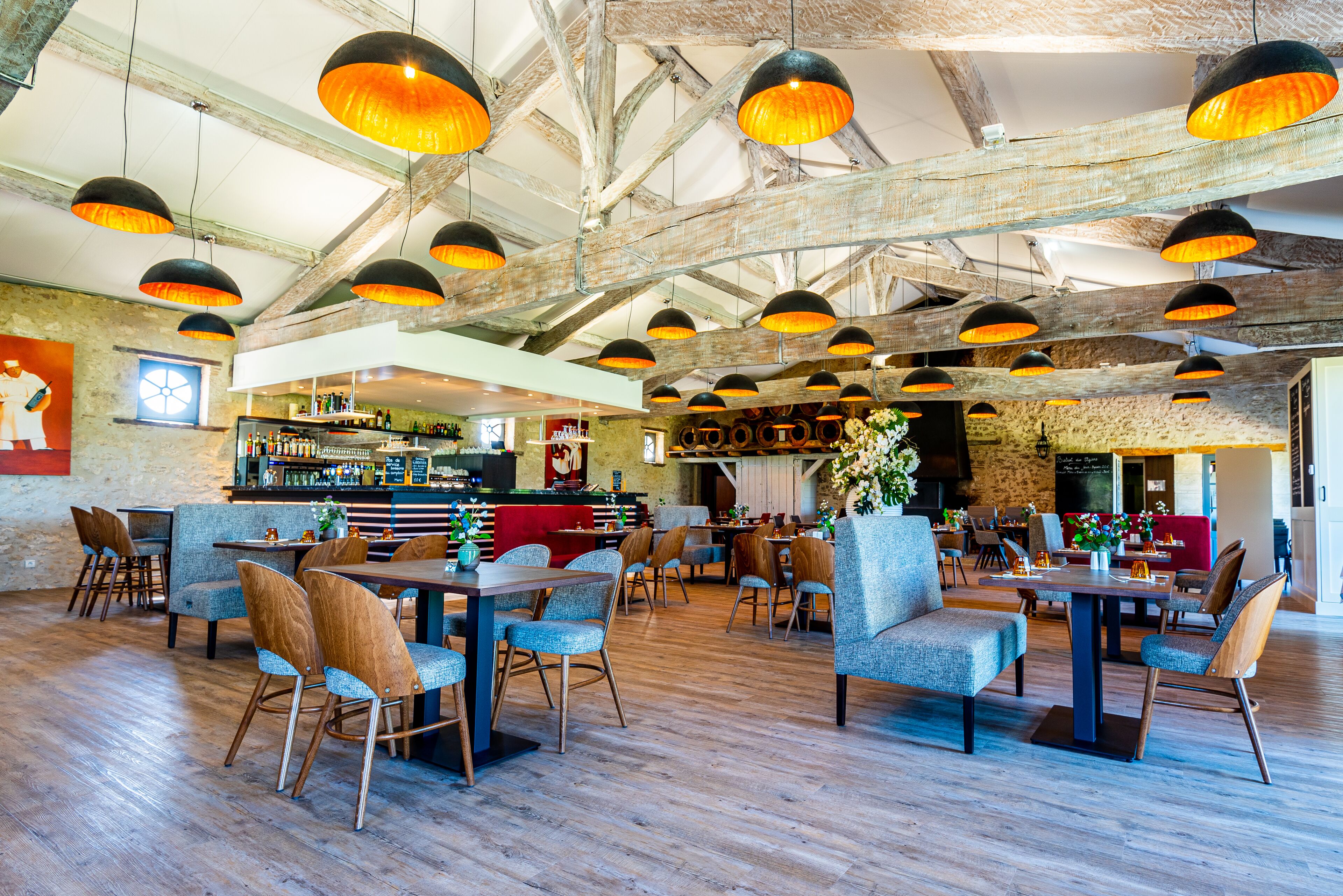 2 nhà hàng, phục vụ bữa trưa, bữa tối, đặc sản vùng 