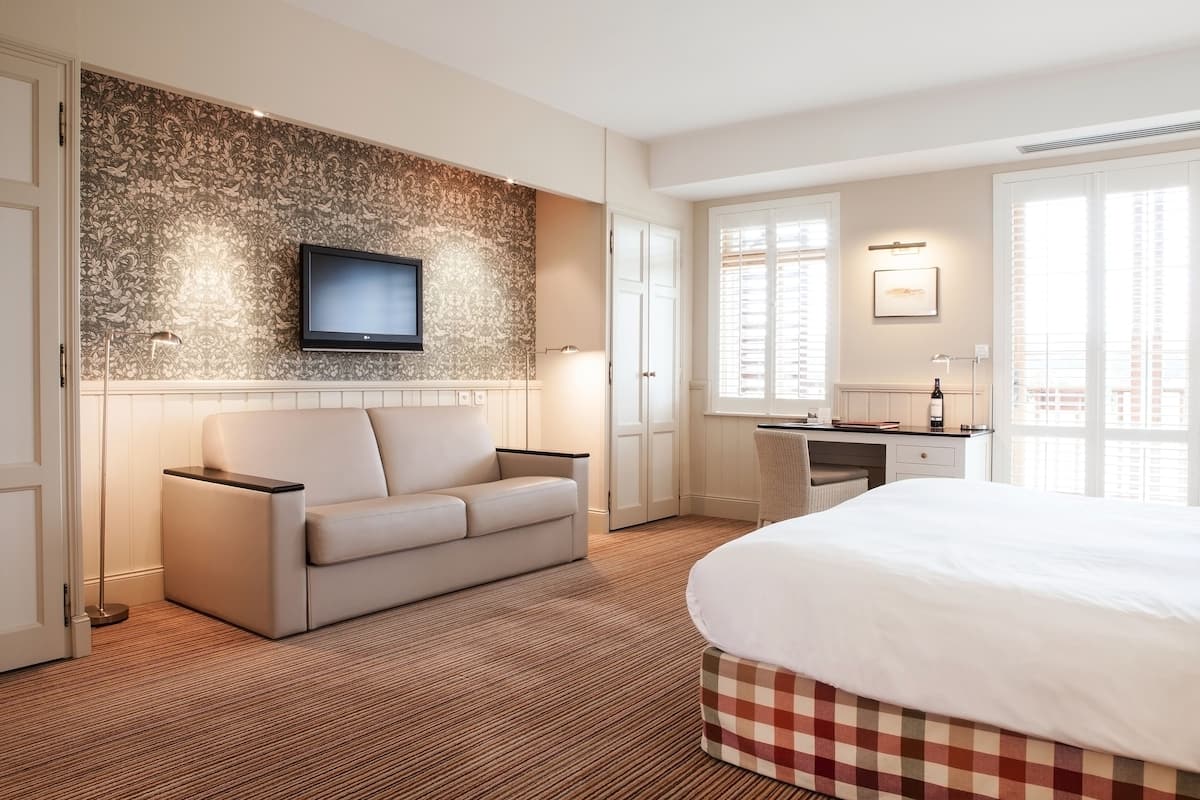 Minibar, in-room safe, desk, iron/ironing board (on request)