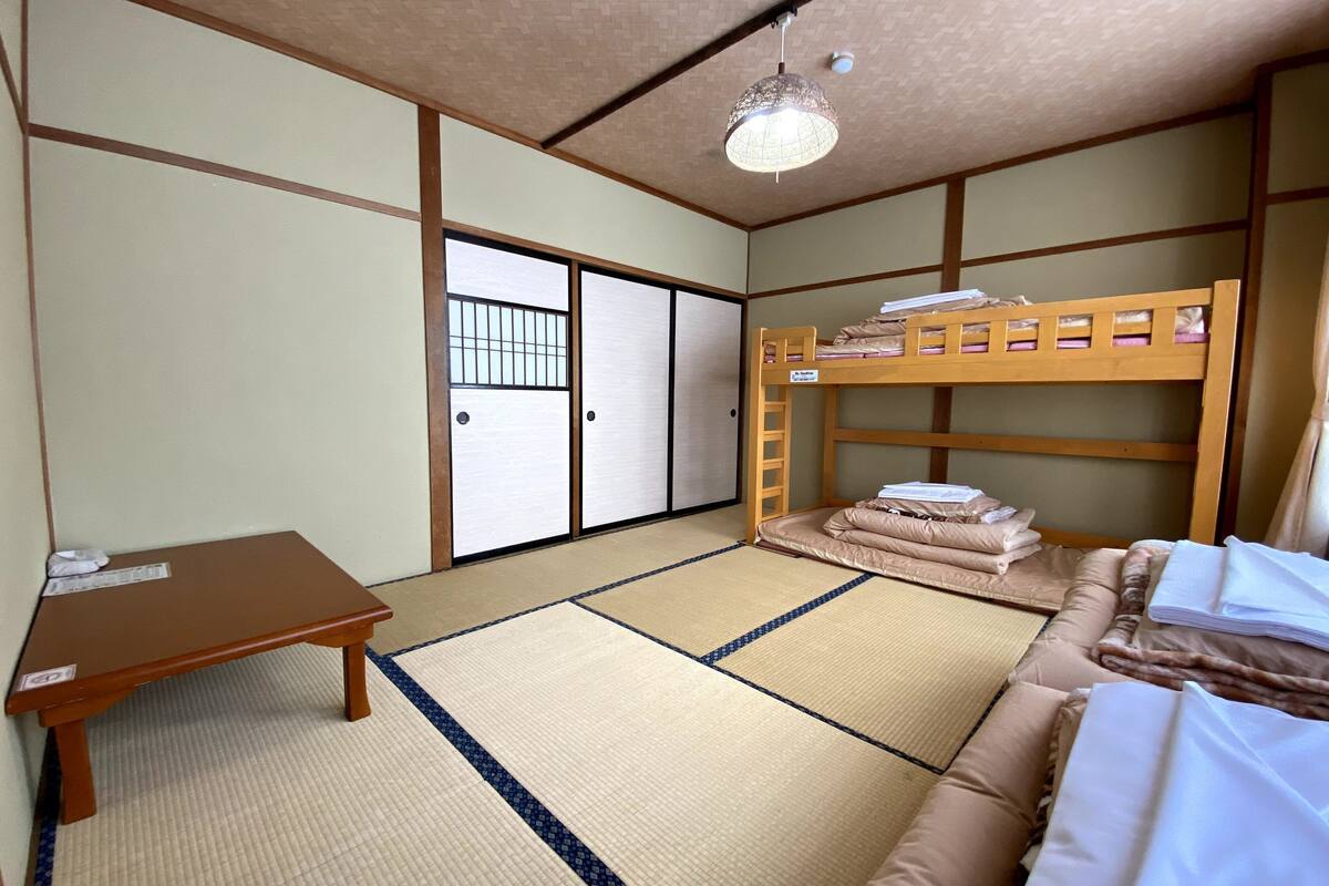 Chambre Familiale, non-fumeurs (Japanese-Style, Shared Bathroom)
