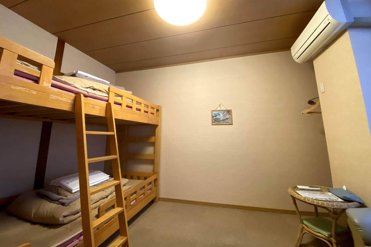 Chambre avec lits jumeaux, non-fumeurs (Shared Bathroom)