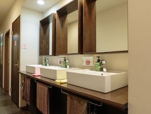 Bathroom sink - Fukuoka Hana Hostel (Fukuoka)