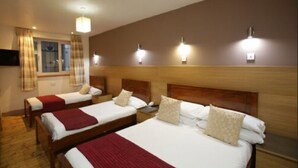 Quadruple Room | Desk, iron/ironing board (on request), WiFi (free), bed sheets - Merchant City Inn (Glasgow)