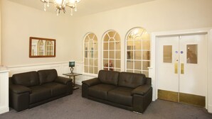 32-inch flat-screen TV with digital channels, TV - Merchant City Inn (Glasgow)