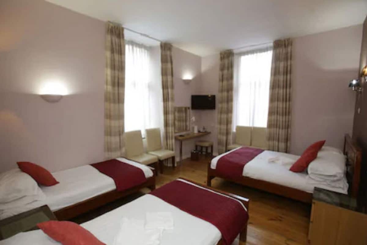 Chambre quadruple | Bureau, fer et planche à repasser, accès au Wi-Fi (inclus)
