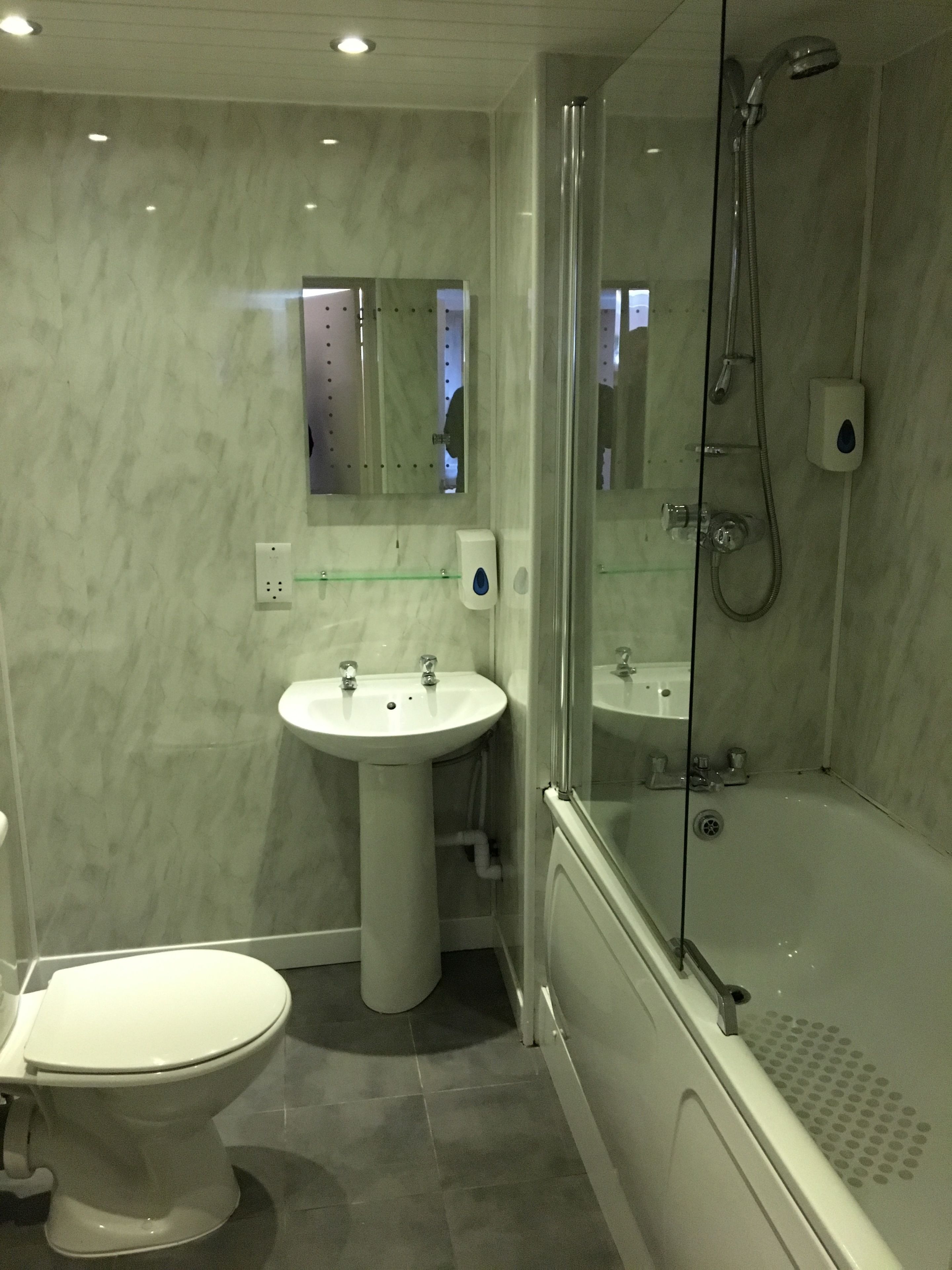 Quadruple Room | Bathroom | Free toiletries, hair dryer, towels