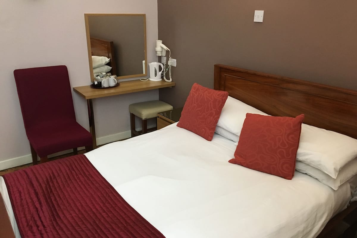 Standard Double Room | Meja, seterika/papan seterika, Wi-fi percuma, cadar katil
