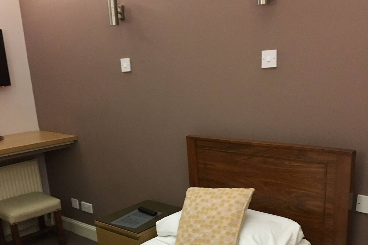 Chambre simple | Bureau, fer et planche à repasser, accès au Wi-Fi (inclus)