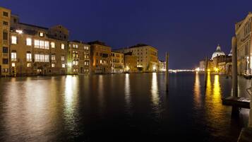 Facciata della struttura - sera/notte