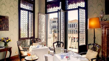 Se sirven cenas y cocina local