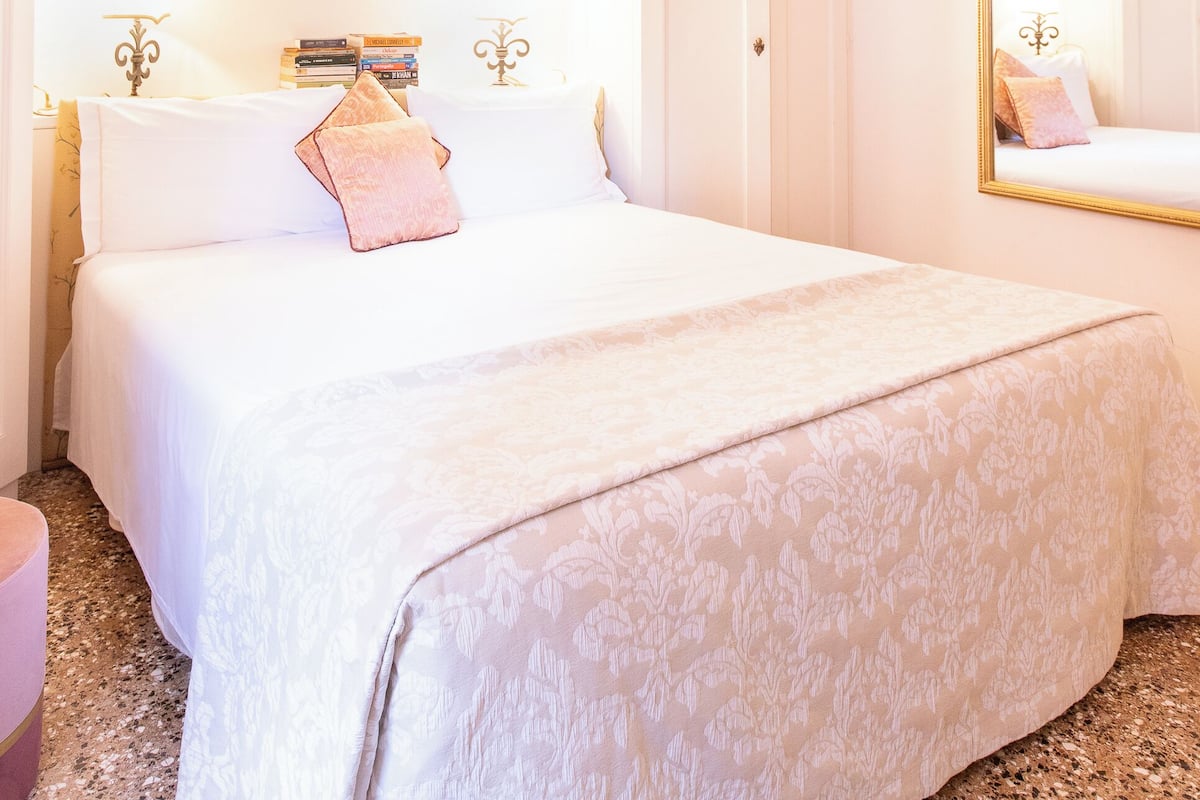 Habitación básica doble | 1 habitación, ropa de cama de alta calidad, edredón y minibar