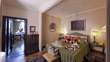 Une chambre d’hôtel avec un lit, des tables de chevet, un miroir, un tableau et une vue sur le couloir.