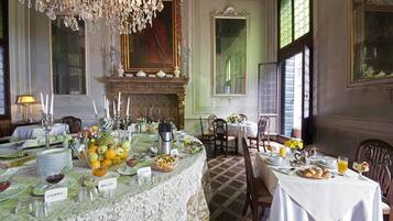 Colazione a buffet, servita tutte le mattine (18.00 EUR a persona)