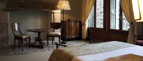 Royal suite, uitzicht op kanaal (Pisani) | Luxe beddengoed, donzen dekbedden, een minibar, een kluis op de kamer