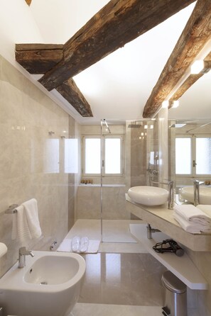 Deluxe Double Room (Foscolo Il palazzo) | Bathroom - Palazzetto Pisani (Venice)