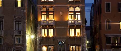 Fassade der Unterkunft – Abend/Nacht