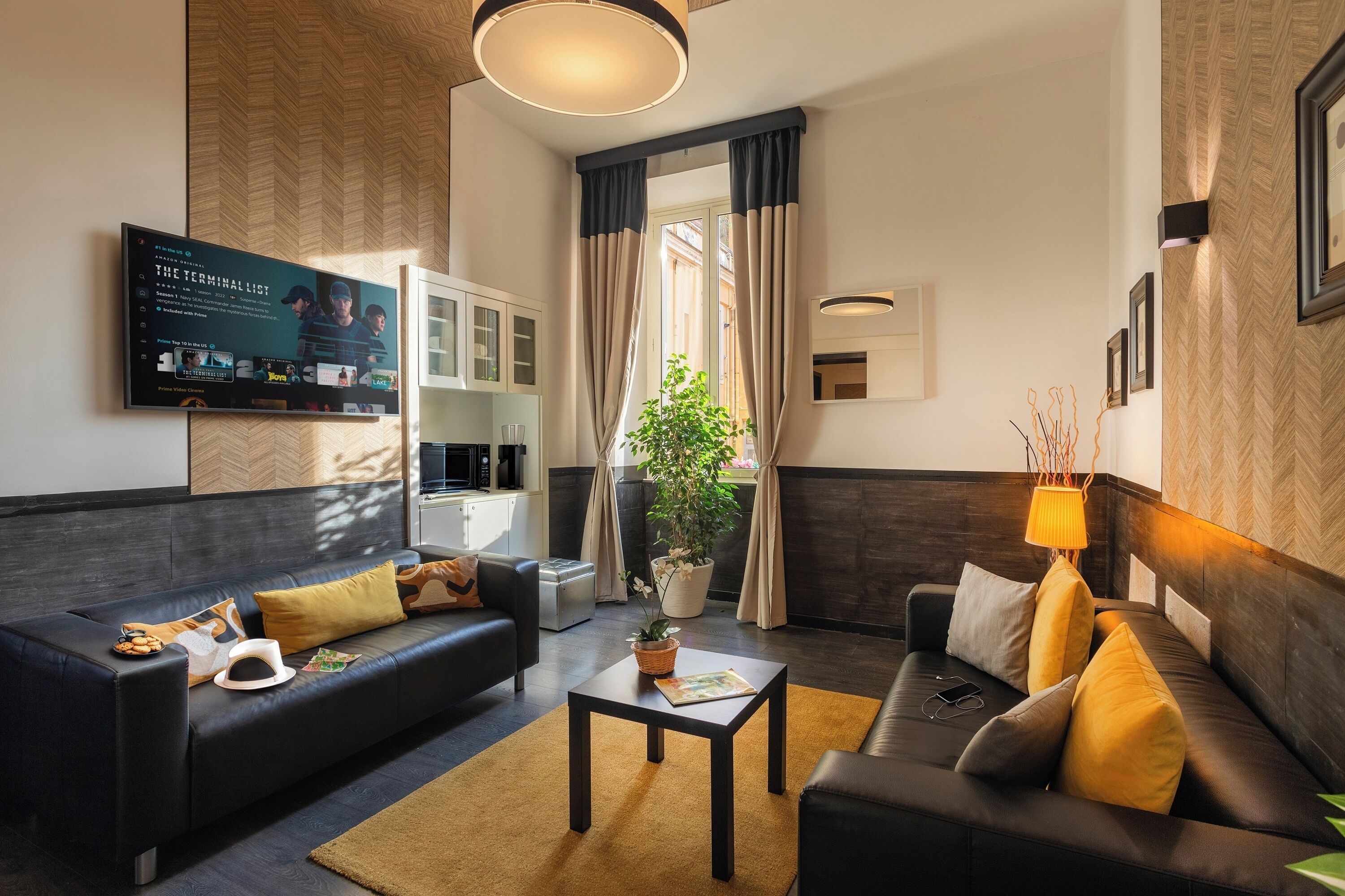Una sala de estar moderna con un sofá, una mesa de centro y un televisor montado en la pared.