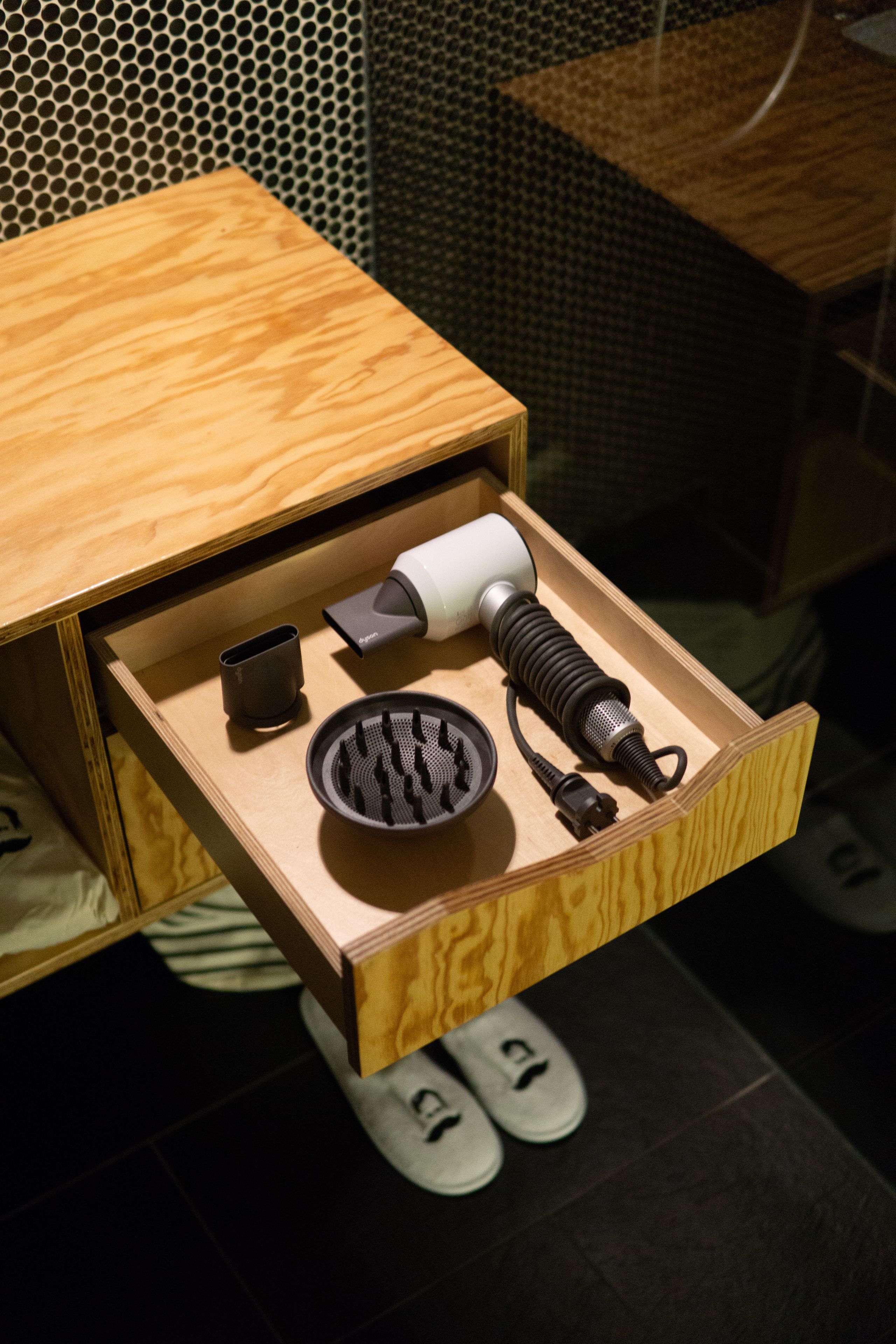 kategorki 3 | bathroom amenities | separate bathtub and shower, deep-soaking bathtub, rainfall showerhead