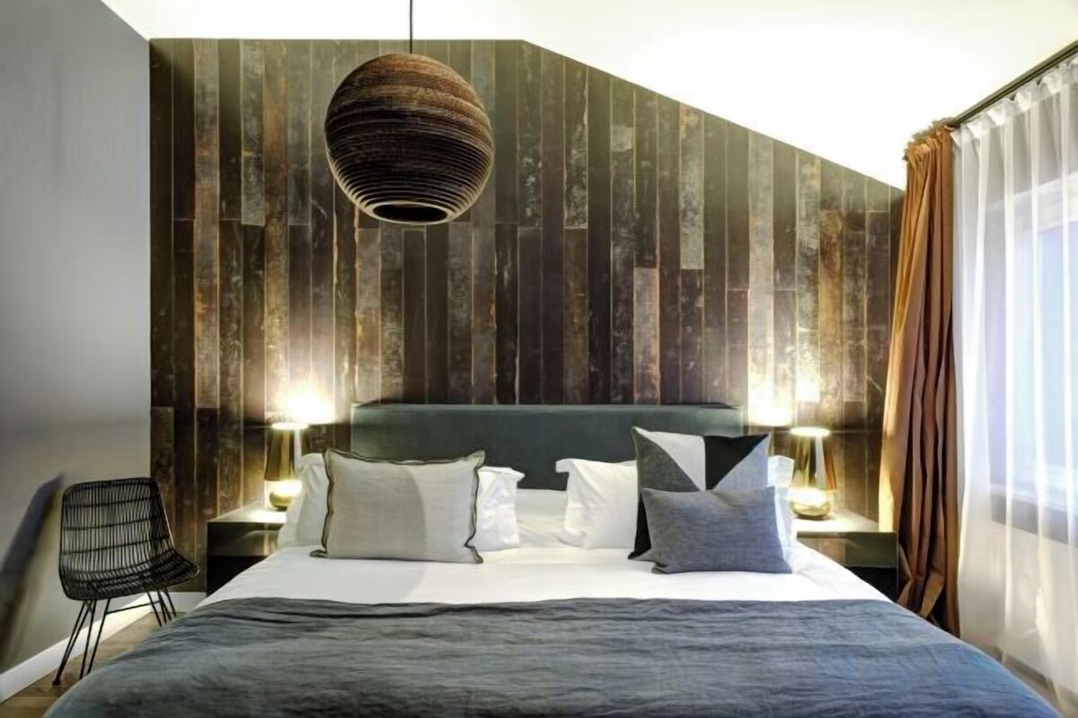 Premium bedding, in-room safe, laptop workspace, blackout curtains
