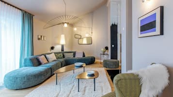 Penthouse, 2 Schlafzimmer, Terrasse | Wohnbereich | 48-Zoll-Flachbildfernseher mit Satellitenempfang, Fernseher