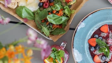 Dagelijks à-la-carte-ontbijt (EUR 13.50 per persoon)