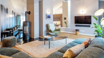 Penthouse, 2 chambres, terrasse | Coin séjour | Télévision à écran plat de 48 pouces avec chaînes par satellite