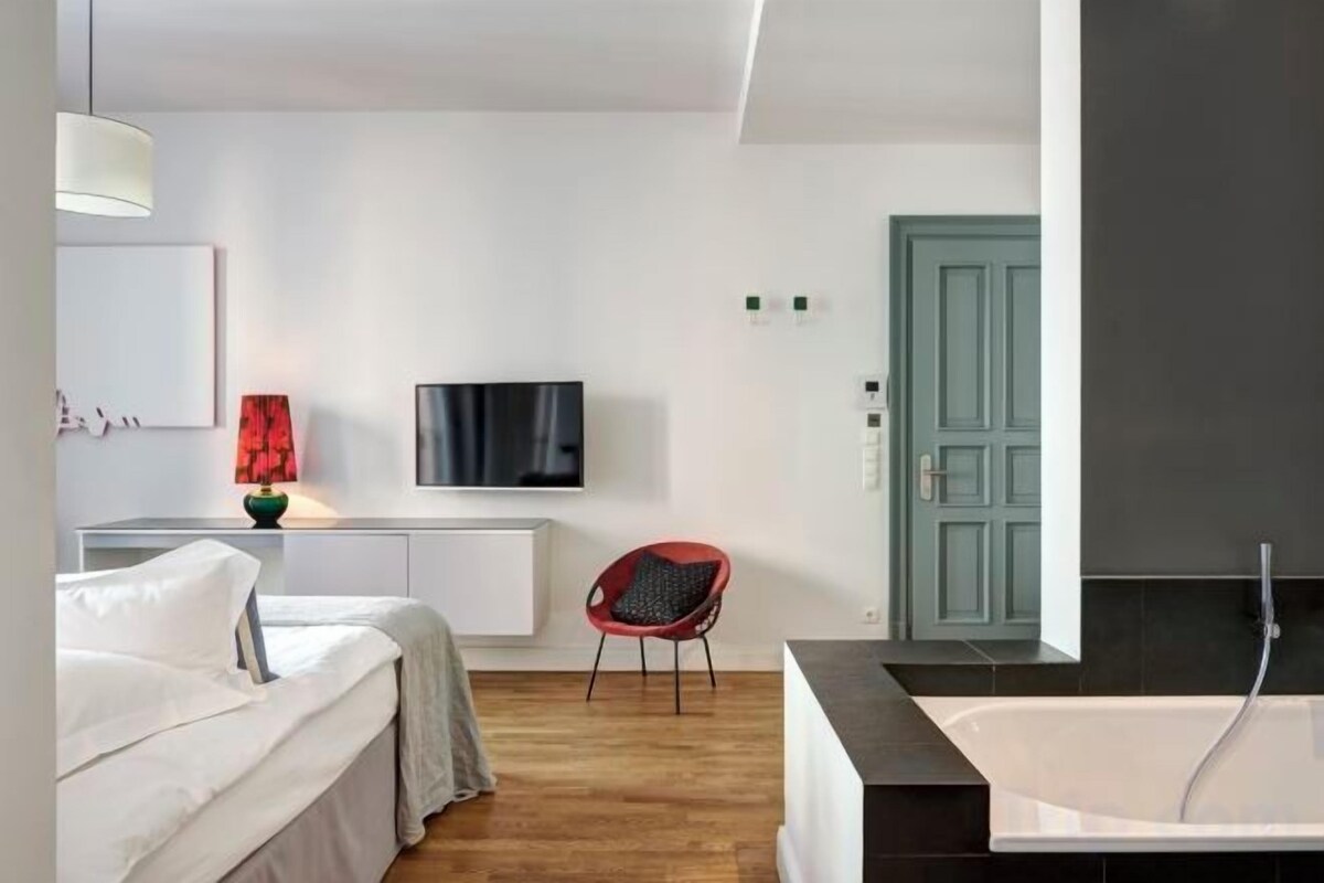Premium bedding, in-room safe, laptop workspace, blackout curtains