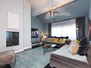 Loftsleilighet, 3 soverom, terrasse (1) | Oppholdsområde | En 48-tommers Flatskjerm-TV med Parabol-TV samt TV