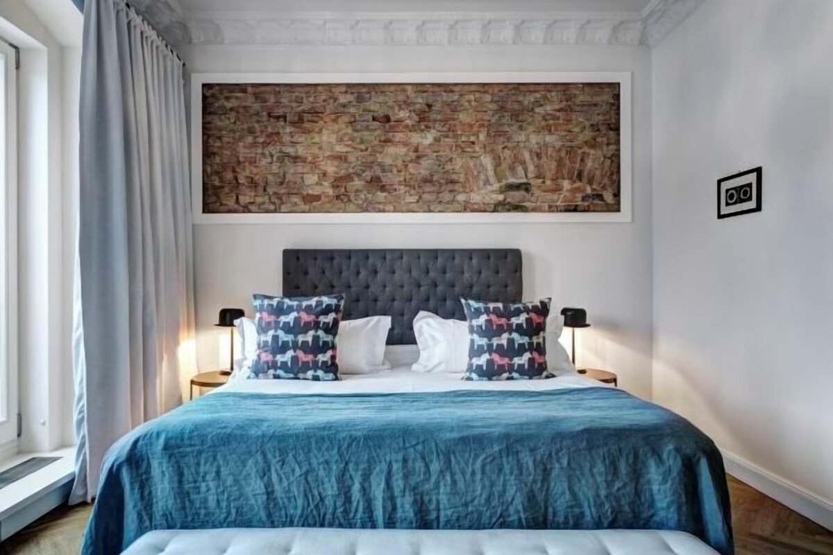 Premium bedding, in-room safe, laptop workspace, blackout curtains