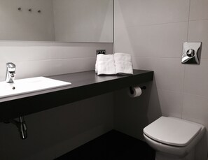 Regadera, amenidades de baño gratuitas, secadora de cabello, toallas