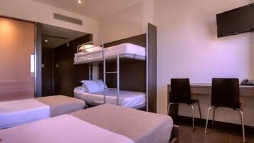 Quadruple Room | Peti besi dalam bilik, meja, katil bayi/kot (percuma), Wi-fi percuma