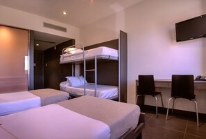 Habitación cuádruple | Caja de seguridad en la habitación, escritorio y cunas gratuitas