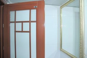Double Room | Bathroom | Shower, free toiletries, hair dryer, slippers