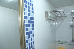 雙人房 | 浴室 | 淋浴設備、免費盥洗用品、吹風機、拖鞋