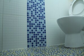 Shower, free toiletries, hair dryer, slippers - Asia Travel House (Kowloon)