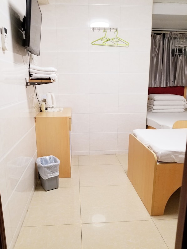 Quadruple Room | Desk, free WiFi
