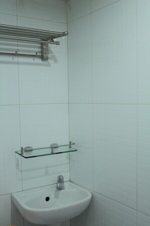 Bathroom - Asia Travel House (Kowloon)