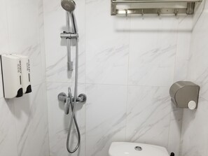 Triple Room | Bathroom | Shower, free toiletries, hair dryer, slippers - Asia Travel House (Kowloon)