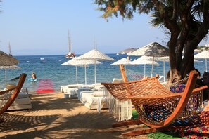Private beach, sun loungers, beach umbrellas, beach bar - Okaliptus Hotel (Bodrum)
