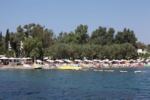 Private beach, sun loungers, beach umbrellas, beach bar - Okaliptus Hotel (Bodrum)