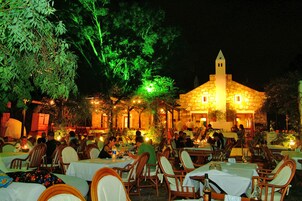 供应早餐、午餐和晚餐，室外就餐