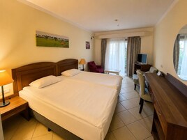 Standard Room | Minibar, in-room safe, desk, soundproofing