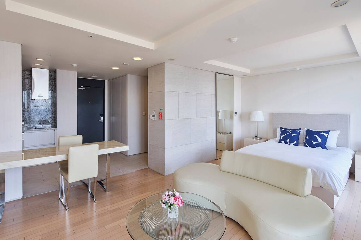 Premium bedding, desk, soundproofing, free WiFi
