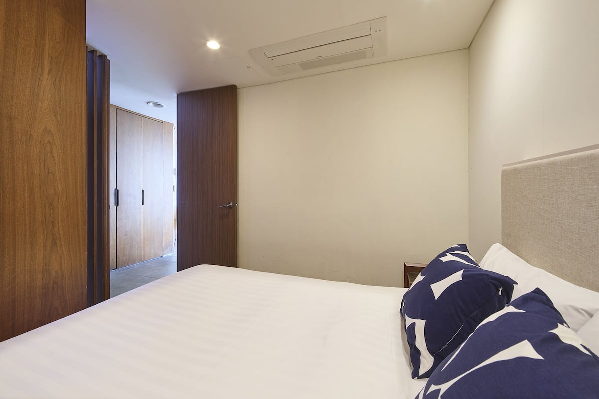 1 bedroom, premium bedding, desk, soundproofing
